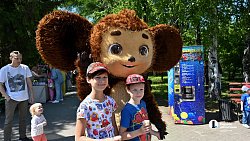 В челябинском саду Пушкина детям раздали более тонны бесплатного мороженого