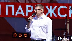 Алексей Текслер вручил паспорта десяти отличившимся школьникам