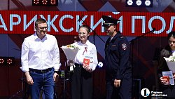 Алексей Текслер вручил паспорта десяти отличившимся школьникам