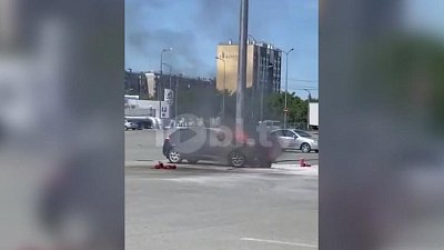 В Челябинске легковой автомобиль вспыхнул на парковке гипермаркета
