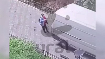 В Челябинске грузовой автомобиль сбил женщину на тротуаре