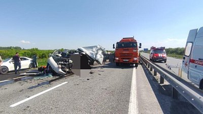 В Челябинской области четыре человека погибли при столкновении микроавтобуса с дорожной техникой