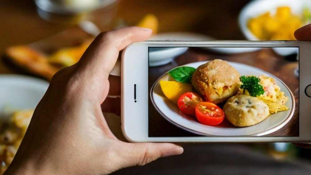 Кому полезно фотографировать еду