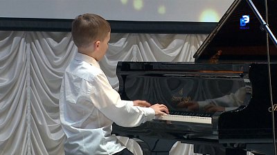 Юные музыканты Миасса играют и поют на городском фестивале