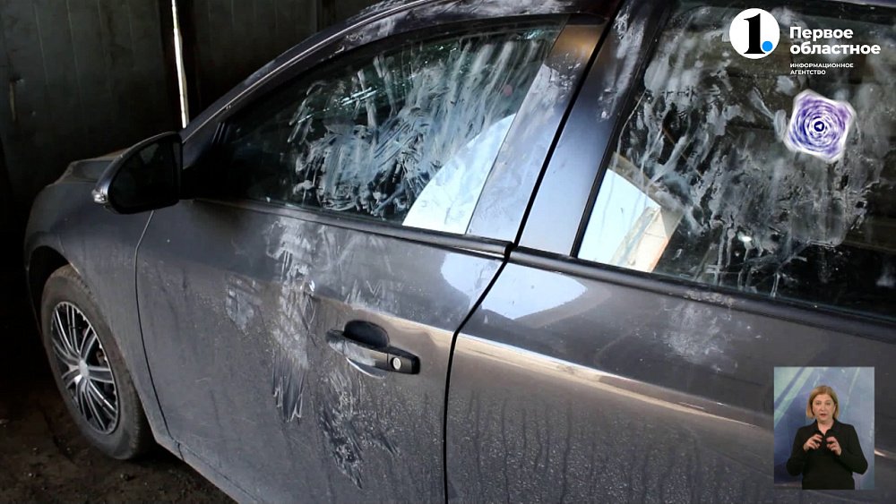 В Чебаркуле мужчина повредил чужую машину