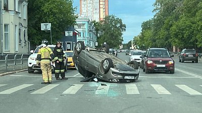 В центре Челябинска легковушка опрокинулась после аварии