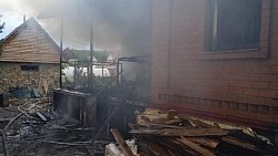 На пожаре в частном доме в Челябинской области погиб рабочий и пострадали двое детей