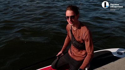 Житель Челябинска ездит на работу на сапборде