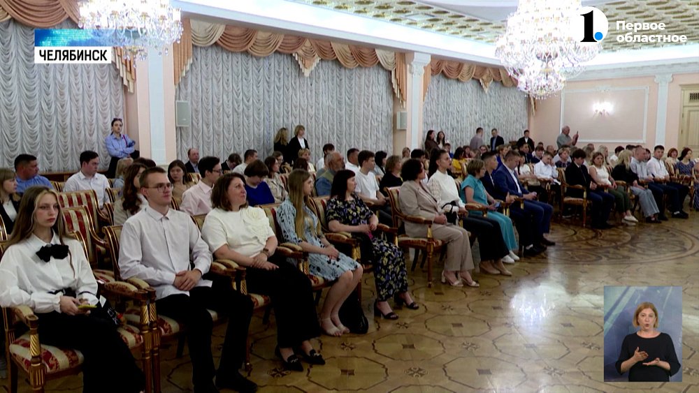 Виктор Мамин наградил студентов колледжей