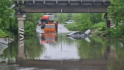 В Челябинске после обильного дождя автомобили утонули в луже