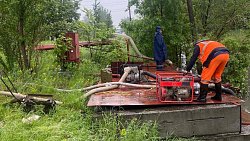 В Челябинске после обильного дождя автомобили утонули в луже