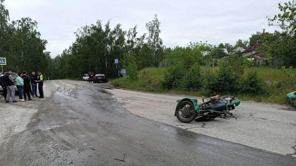 19-летняя пассажирка мотоцикла попала в больницу после ДТП с автомобилем