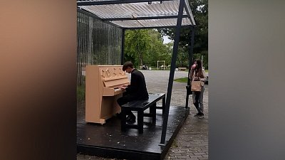 Челябинцы играют на открытом фортепиано
