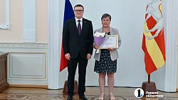 В Челябинской области 49 соцработников стали лауреатами премии губернатора