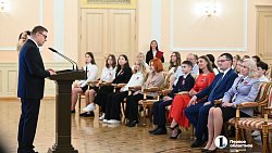 В День России губернатор Алексей Текслер торжественно вручил паспорта юным южноуральцам