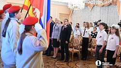 В День России губернатор Алексей Текслер торжественно вручил паспорта юным южноуральцам