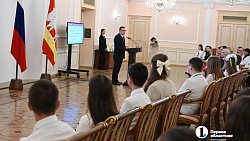 В День России губернатор Алексей Текслер торжественно вручил паспорта юным южноуральцам