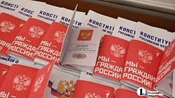 В День России губернатор Алексей Текслер торжественно вручил паспорта юным южноуральцам