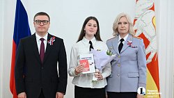 В День России губернатор Алексей Текслер торжественно вручил паспорта юным южноуральцам