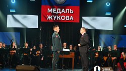 Алексей Текслер вручил госнаграды участникам СВО на концерте в честь Дня России