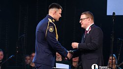 Алексей Текслер вручил госнаграды участникам СВО на концерте в честь Дня России