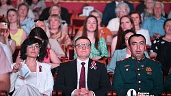 Алексей Текслер вручил госнаграды участникам СВО на концерте в честь Дня России