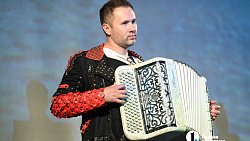 Алексей Текслер вручил госнаграды участникам СВО на концерте в честь Дня России