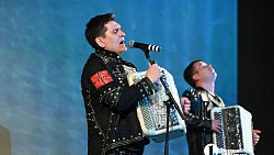 Алексей Текслер вручил госнаграды участникам СВО на концерте в честь Дня России