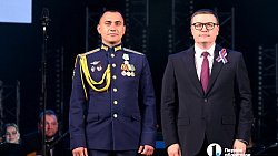 Алексей Текслер вручил госнаграды участникам СВО на концерте в честь Дня России