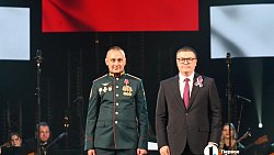 Алексей Текслер вручил госнаграды участникам СВО на концерте в честь Дня России