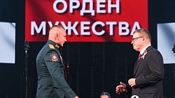 Алексей Текслер вручил госнаграды участникам СВО на концерте в честь Дня России