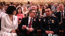 Алексей Текслер вручил госнаграды участникам СВО на концерте в честь Дня России