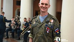 Алексей Текслер вручил госнаграды участникам СВО на концерте в честь Дня России