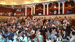 Алексей Текслер вручил госнаграды участникам СВО на концерте в честь Дня России