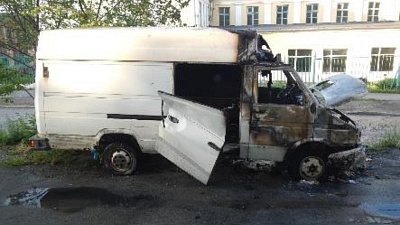 В Златоусте пьяный мужчина поджег чужой микроавтобус