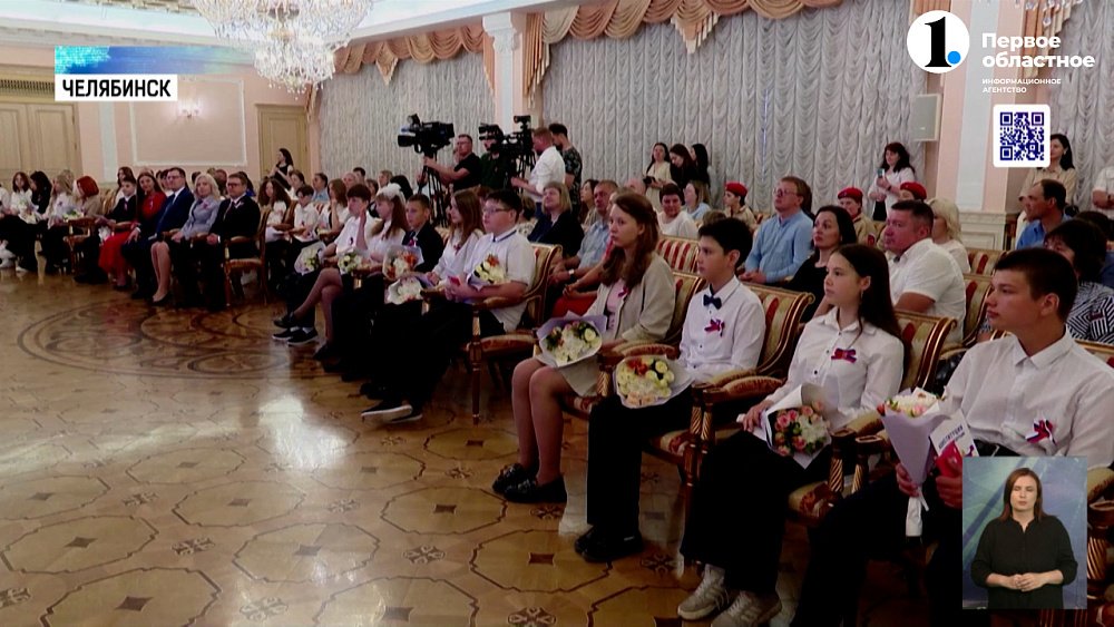 Алексей Текслер вручил паспорта школьникам