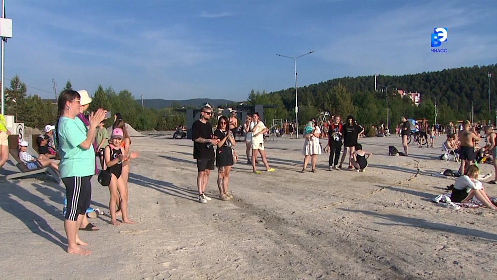 На пляже Тургояка звучит живая музыка