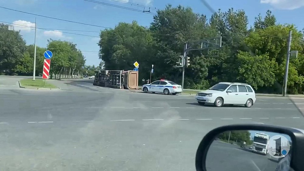 Грузовик опрокинулся в Челябинске