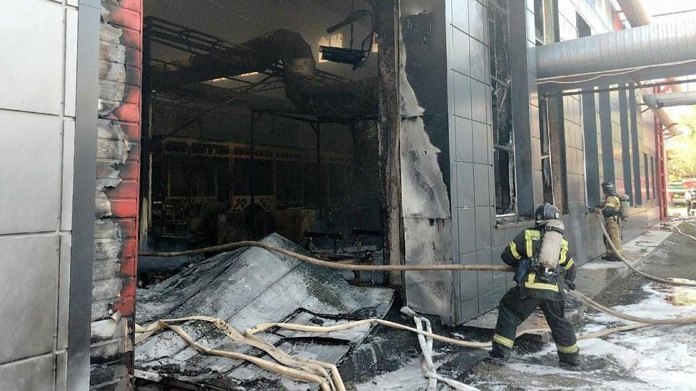 В Челябинске загорелся цех по производству троллейбусов