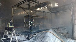 В Челябинске загорелся цех по производству троллейбусов