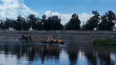 В Челябинске на реку Миасс вывели косилки для уборки водорослей 