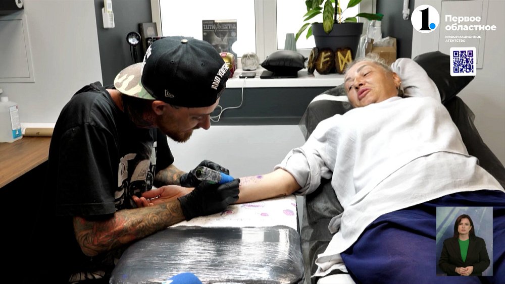 Татуировщикам без медобразования хотят запретить работать в России