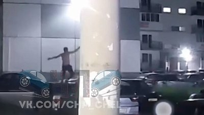 В Челябинске неадекват прыгал на крыше автомобиля 