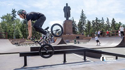 В центре Челябинска открыли скейт‑парк с новыми фигурами