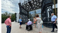 Инвалиды в Челябинске пожаловались, что не могут попасть в драмтеатр