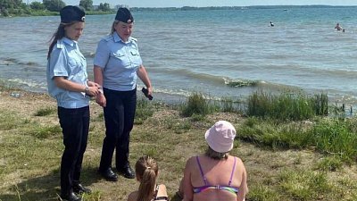 Полицейские проводят профилактические беседы на пляжах Челябинска