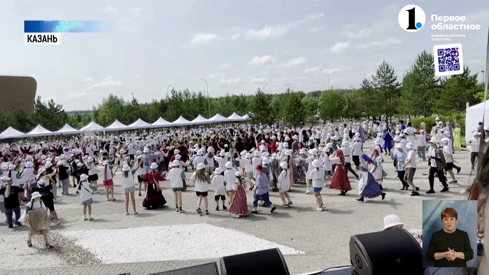 Детский коллектив танца «Урал» выступает на Фольклориаде