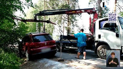 Сотрудники ГАИ эвакуируют авто с берегов Тургояка