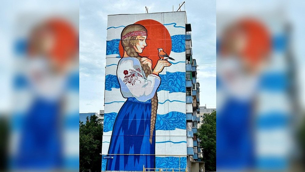 Мурал «Русская красавица» создали челябинские художники в Мариуполе