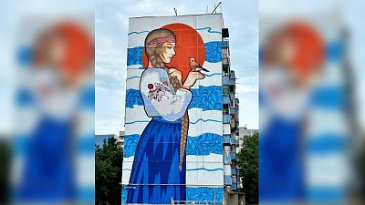 Мурал «Русская красавица» создали челябинские художники в Мариуполе